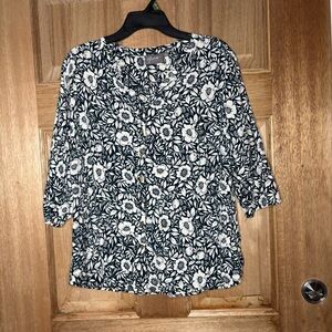 Gia curves women’s Floral green and‎ White top size M